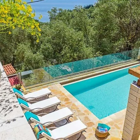 Sleeps 4 Pool Air Con Wifi * Kavalleraina