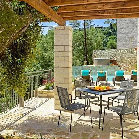 Sleeps 4 Pool Air Con Wifi Willa