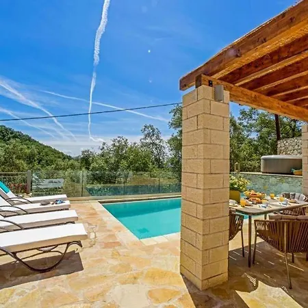 Sleeps 4 Pool Air Con Wifi Kavalleraina