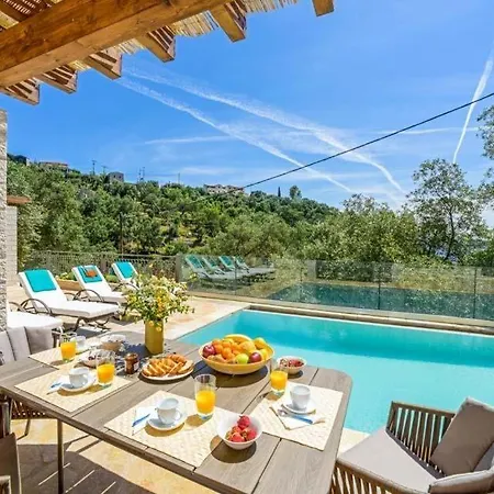 Sleeps 4 Pool Air Con Wifi