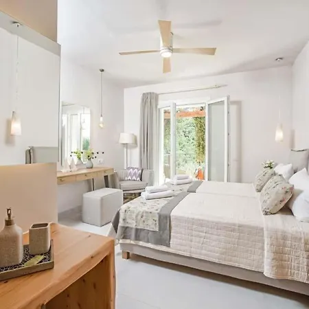 Sleeps 4 Pool Air Con Wifi * Kavalleraina