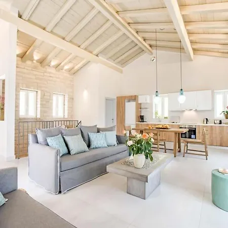 Sleeps 4 Pool Air Con Wifi * Kavalleraina
